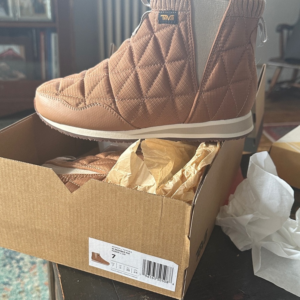 Teva peach/cream Quilted Women's Shoes - Picture 1 of 1